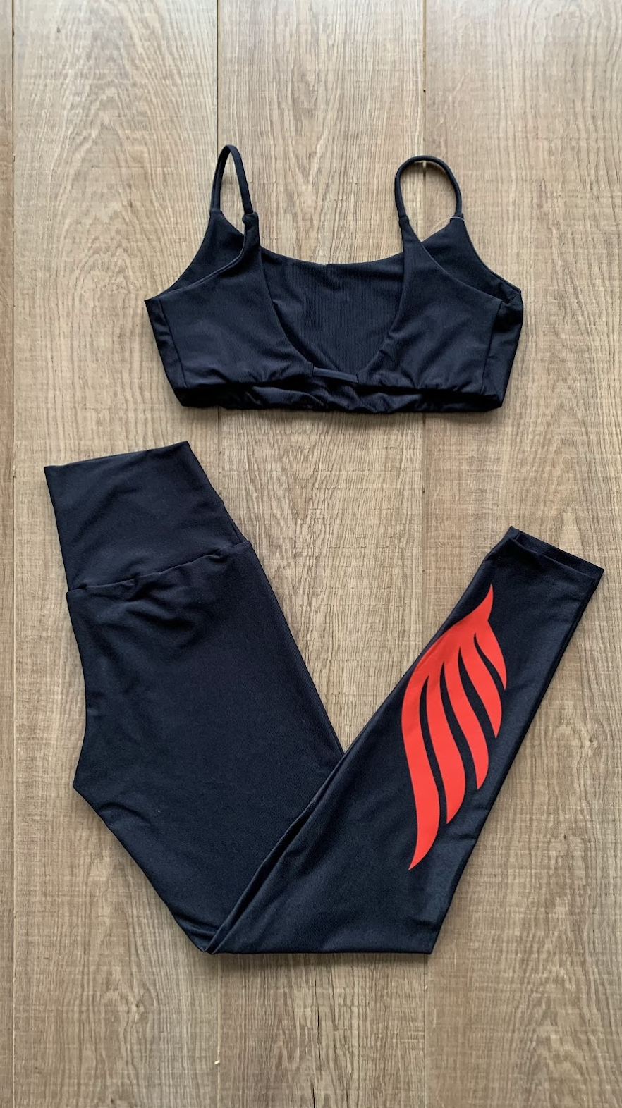 VINGE CONJUNTO LEGGING + TOP - PRETO E VERMELHO