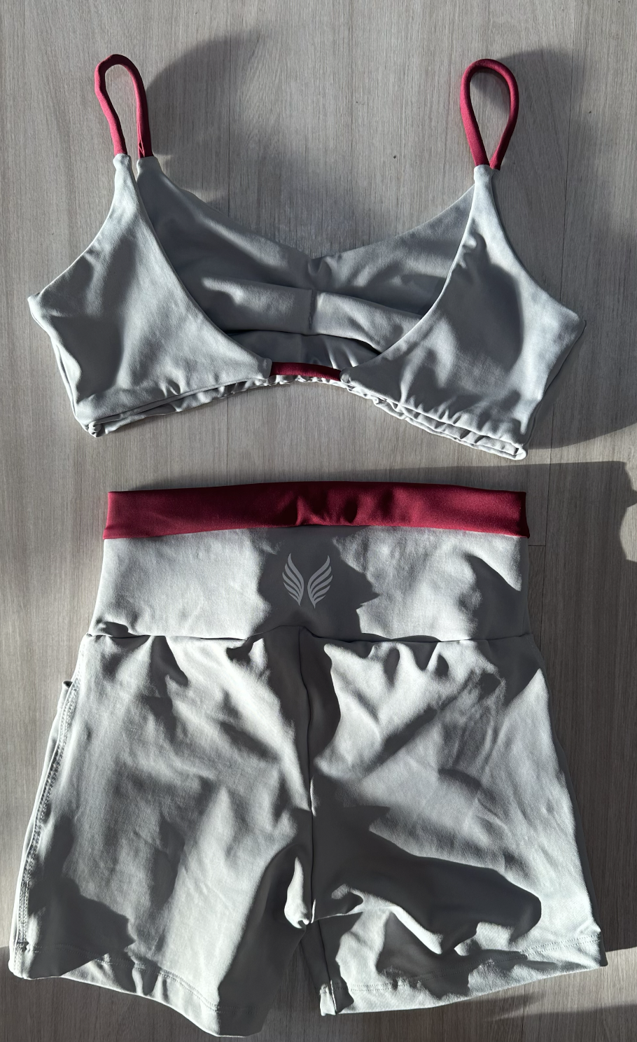 VINGE GO GIRLS 02 CONJUNTO SHORT + TOP - CINZA E VINHO