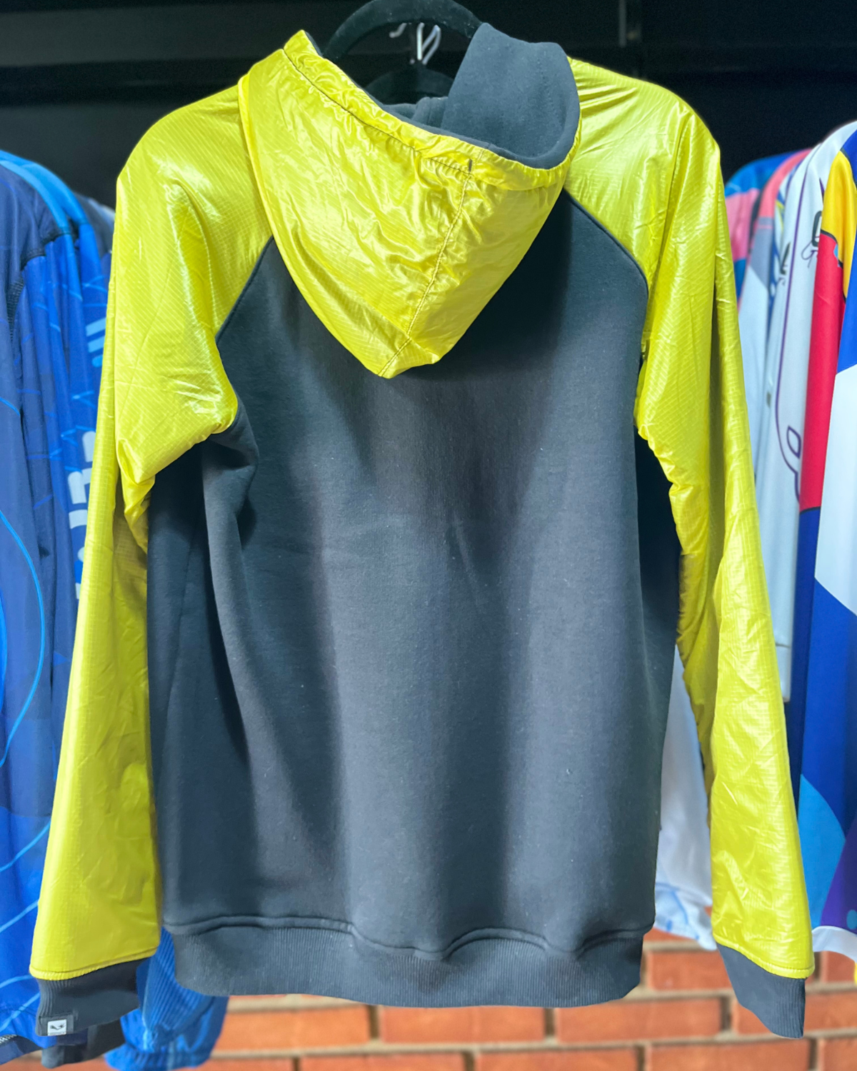 MOLETOM DESCOLA PRETO E AMARELO - TAMANHO P