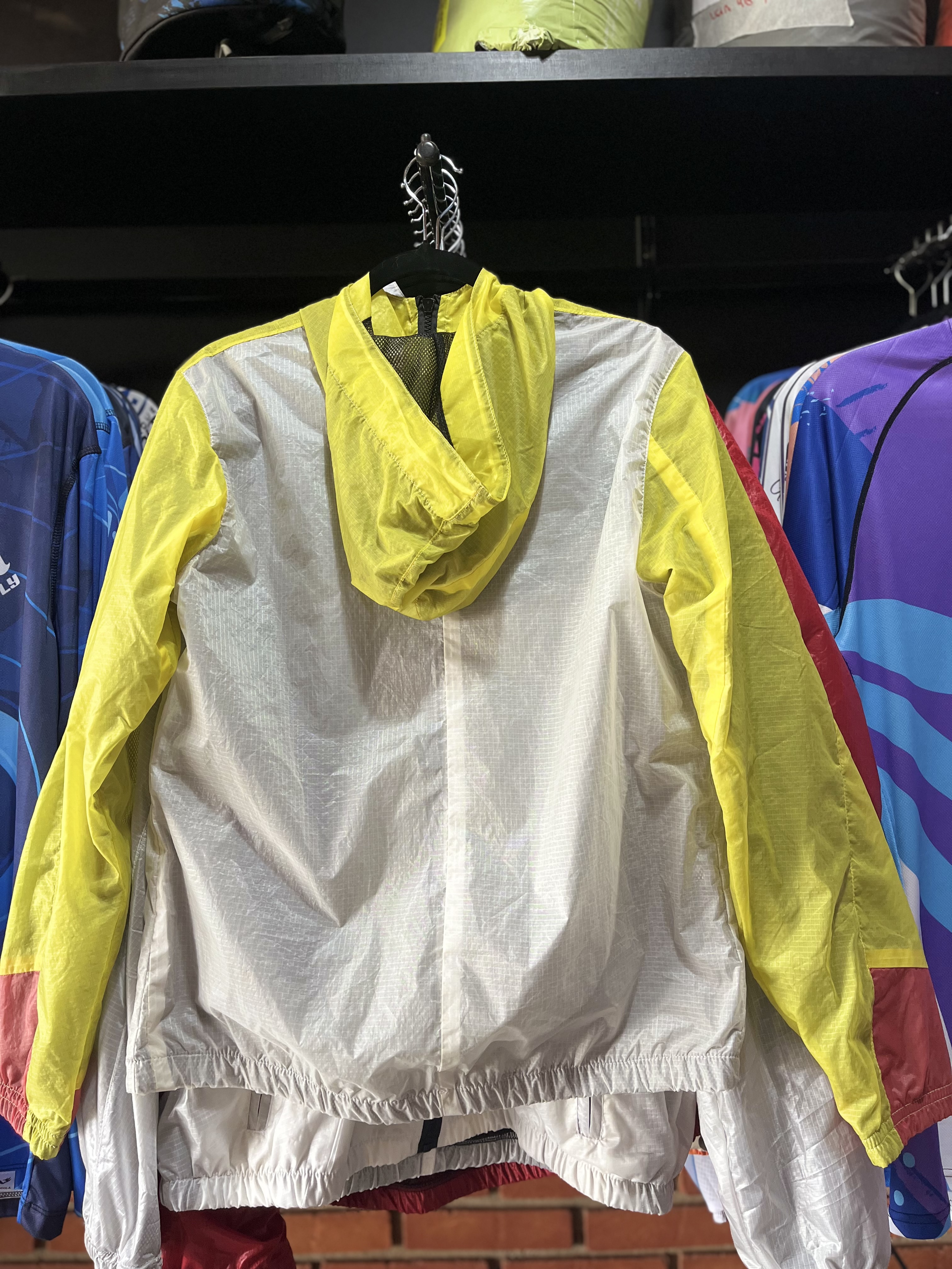 JAQUETA DE VELAME DESCOLA BRANCO E AMARELO  - TAMANHO M