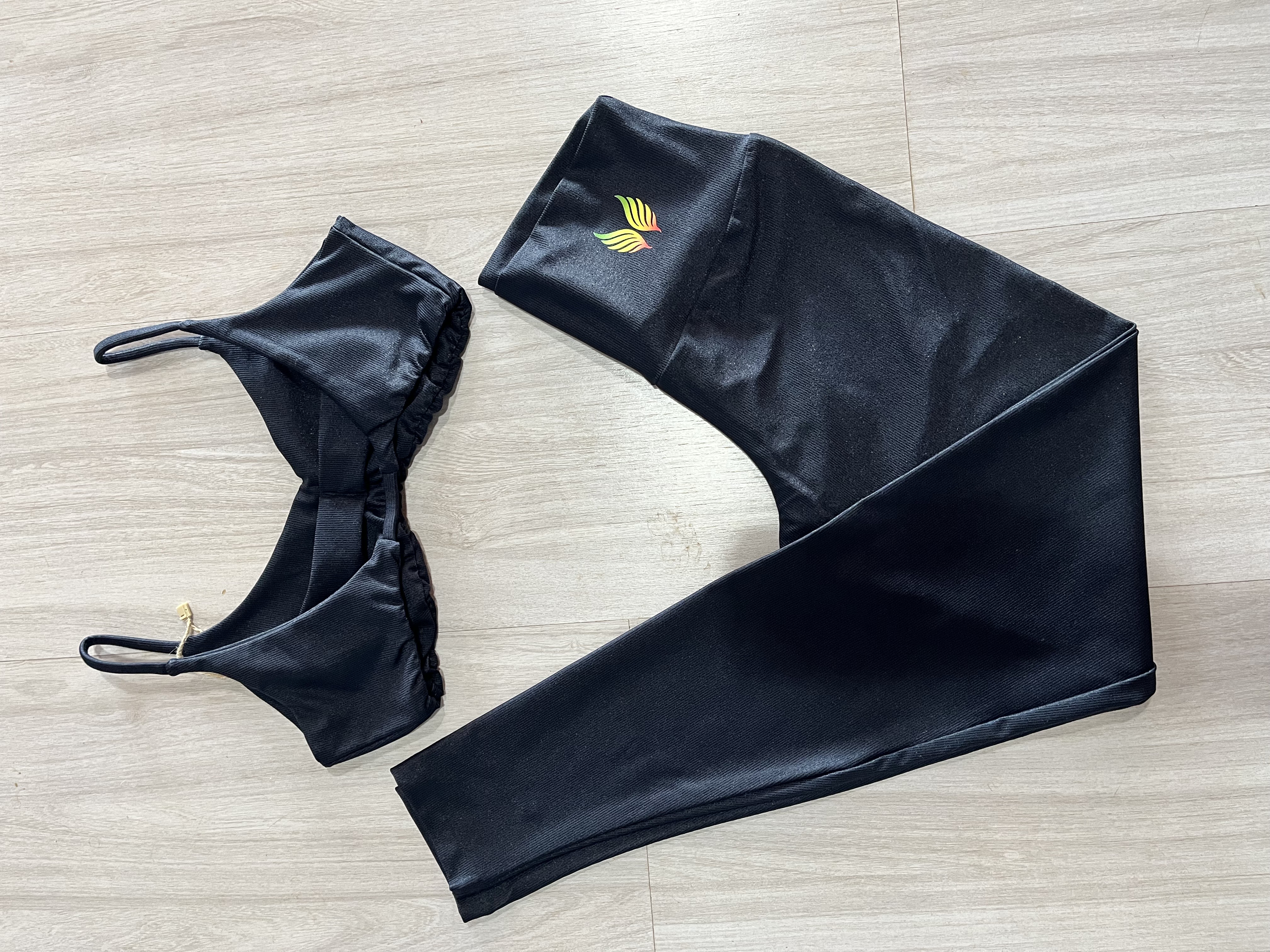 VINGE CONJUNTO LEGGING + TOP PRETO COLORIDO