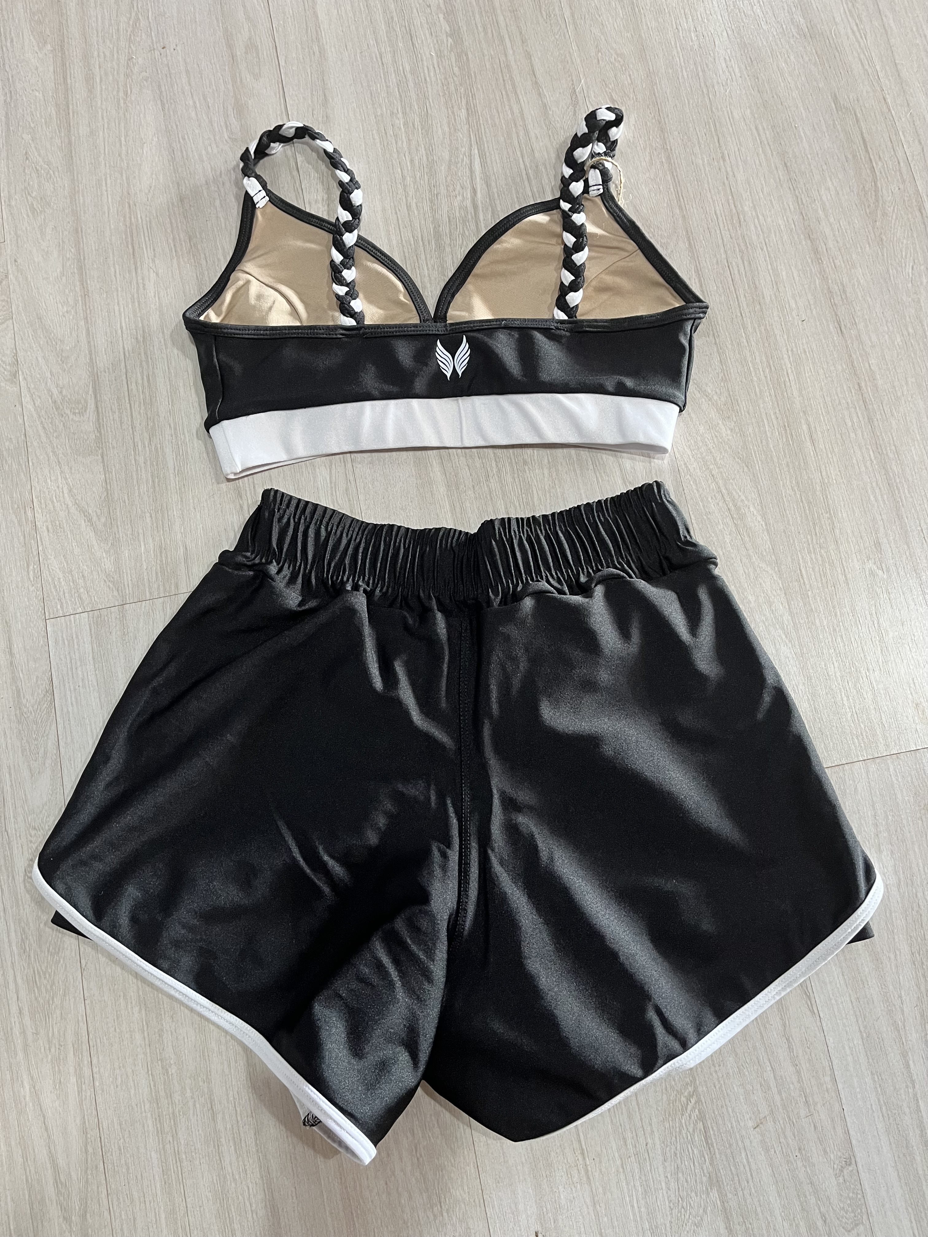 VINGE CONJUNTO SHORT + TOP PRETO E BRANCO