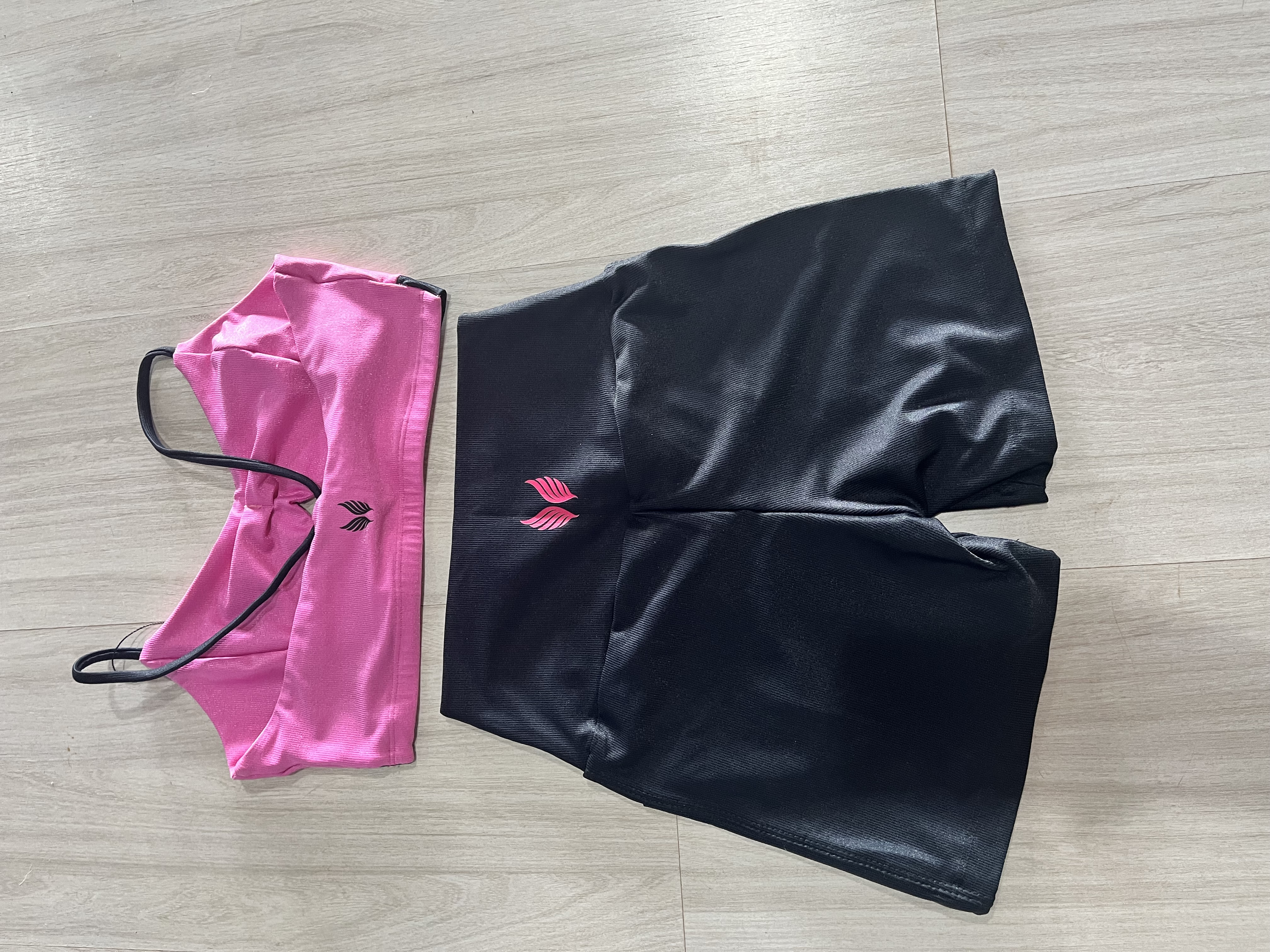 VINGE CONJUNTO SHORT + TOP ROSA E PRETO