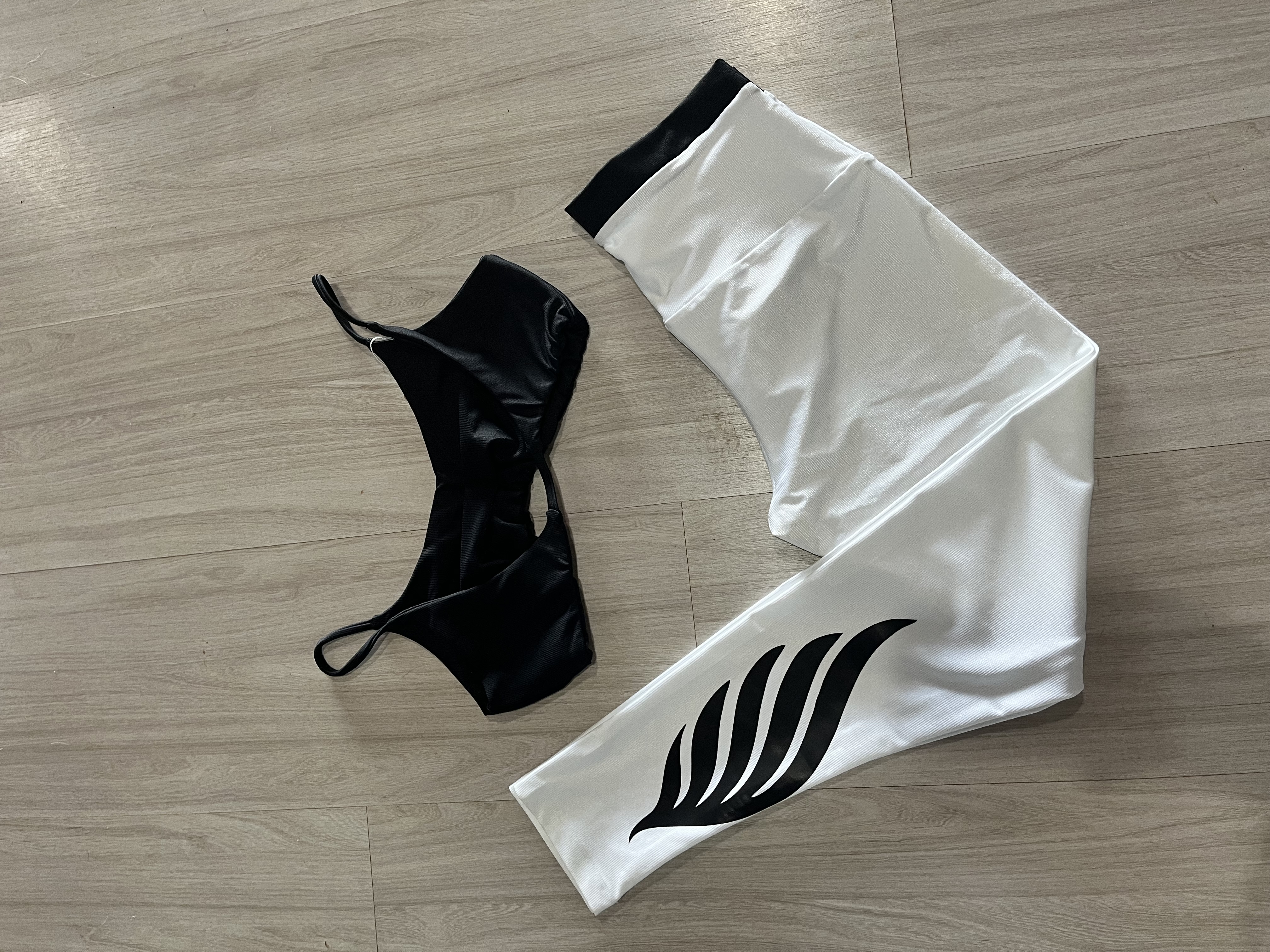 VINGE CONJUNTO LEGGING + TOP BRANCO PRETO