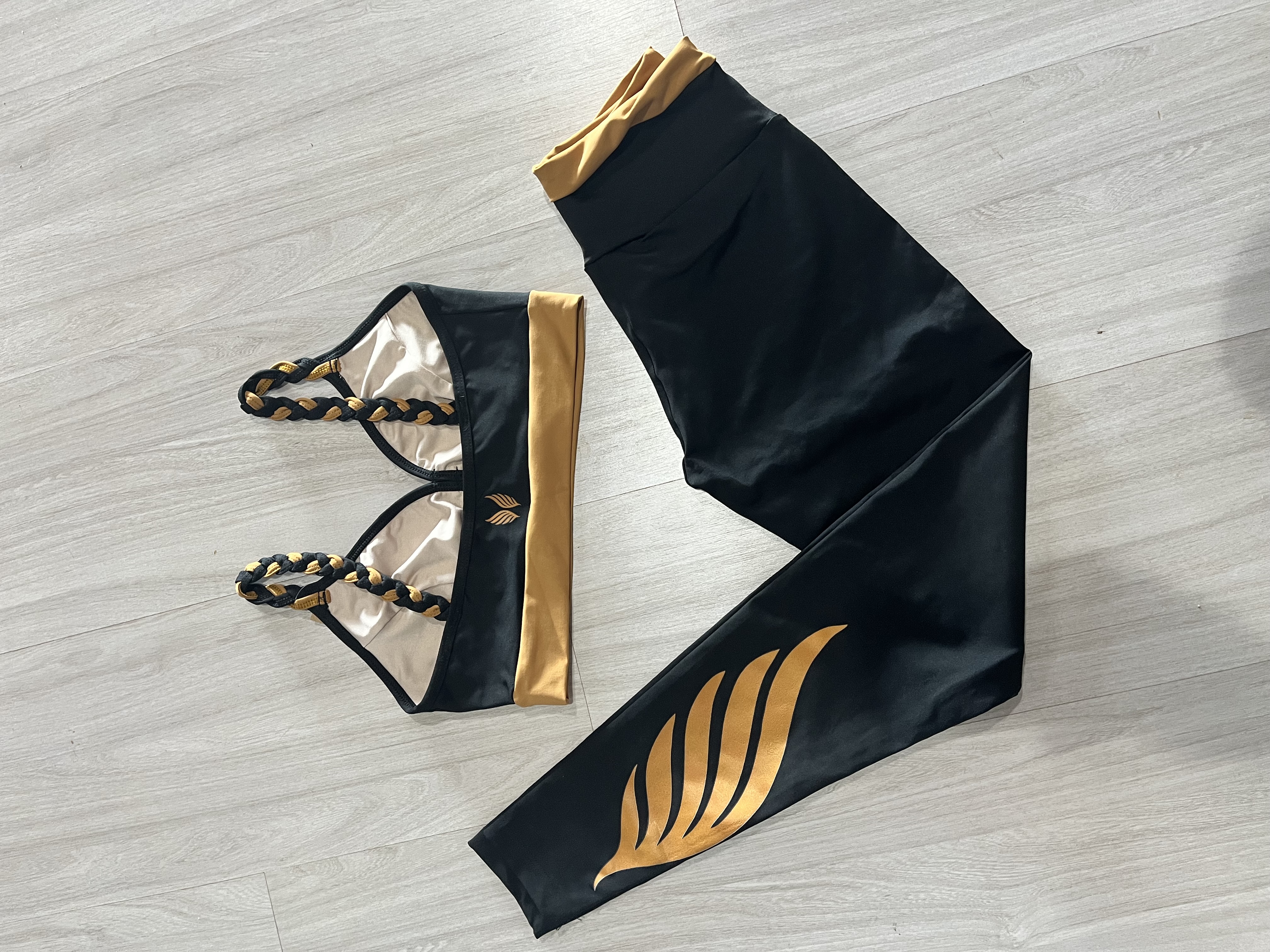 VINGE CONJUNTO LEGGING + TOP PRETO BEGE